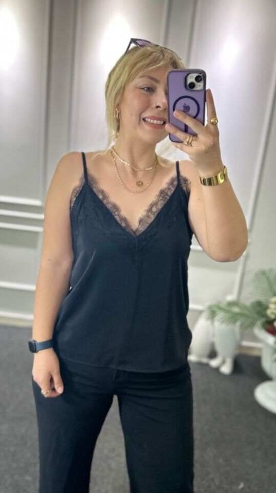 Karol Siyah Saten Dantelli Bluz