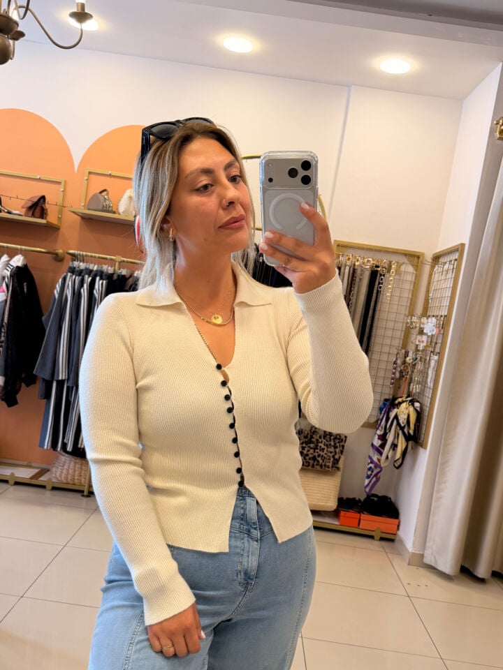 Yakalı Düğmeli Triko